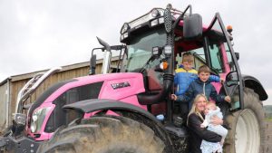 Женщина-фермер во Франции работает на розовом тракторе с домашним кинотеатром и кожаным салоном