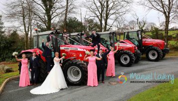 Необычная свадьба: фермерша с дружками встретила жениха на тракторе (ФОТО)