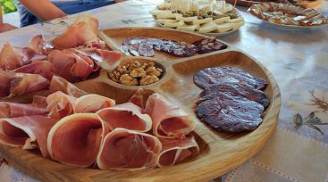 Семейная ферма на Закарпатье угощает туристов мясными деликатесами (ФОТО)