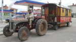 Вокруг света: француз путешествует в Индию на тракторе (фото)