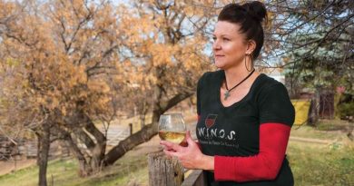 Фермерка поїть худобу вином аби отримати смачніше м'ясо