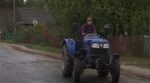 На Волині є село, де жінки-господині працюють на тракторах (відео)