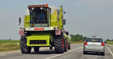 Укртрансбезпека vs аграрії: як перевірники з лінійкою зупинили комбайн з прифронтової зони, поки фермер захищає Україну на фронті Укртрансбезпека vs аграрії: як перевірники з лінійкою зупинили комбайн з прифронтової зони, поки фермер захищає Україну на фронті